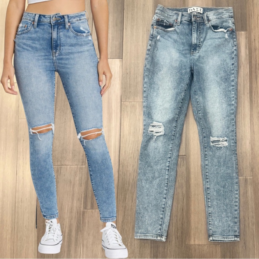 DAZE Moneymaker High Rise Light Blue Distressed Jeans | Size 26